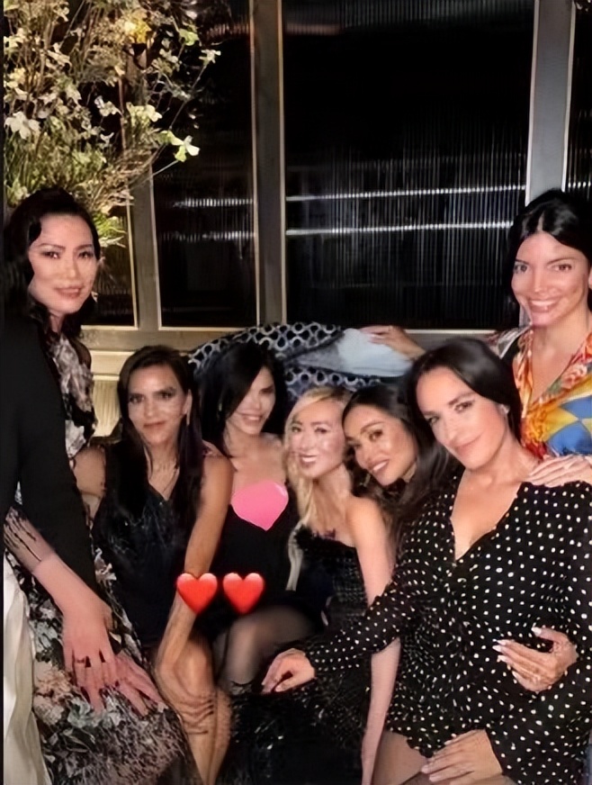 55岁邓文迪最新出席晚宴把人美到!花朵裙配波浪卷发,又嫩又霸气