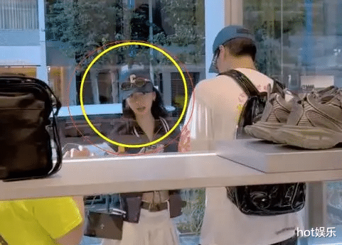 杨颖与辛巴合体直播,被喊“顶流”表情难堪,试水复出再次失败