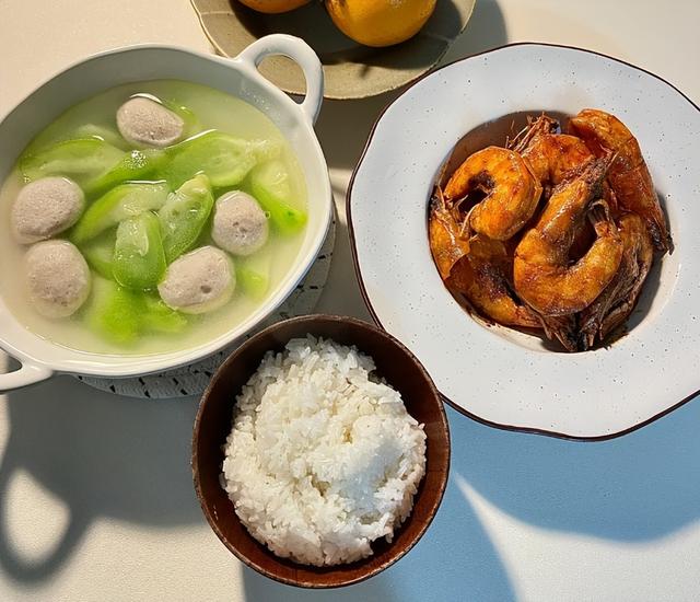 42岁上海未婚女子,在网上晒出自己一人的晚餐,网友:真潇洒!