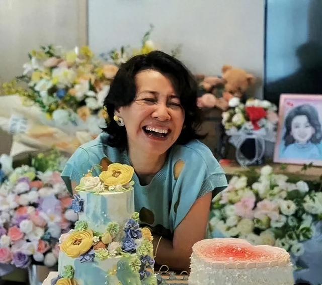 刘琳晒50岁生日照,没化妆素颜太真实了吧,皱纹黄斑都看得见!