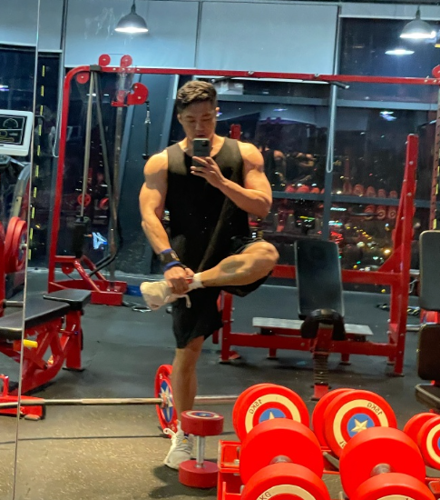 国内肌肉网红，手臂爆青筋，腹肌实力抢镜，男人如何增肌？