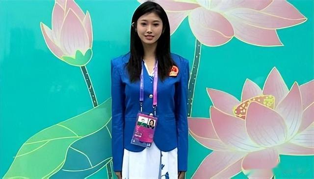 吴艳妮晒出表彰大会上自己的美照,扎着马尾化了精致的妆,太美了