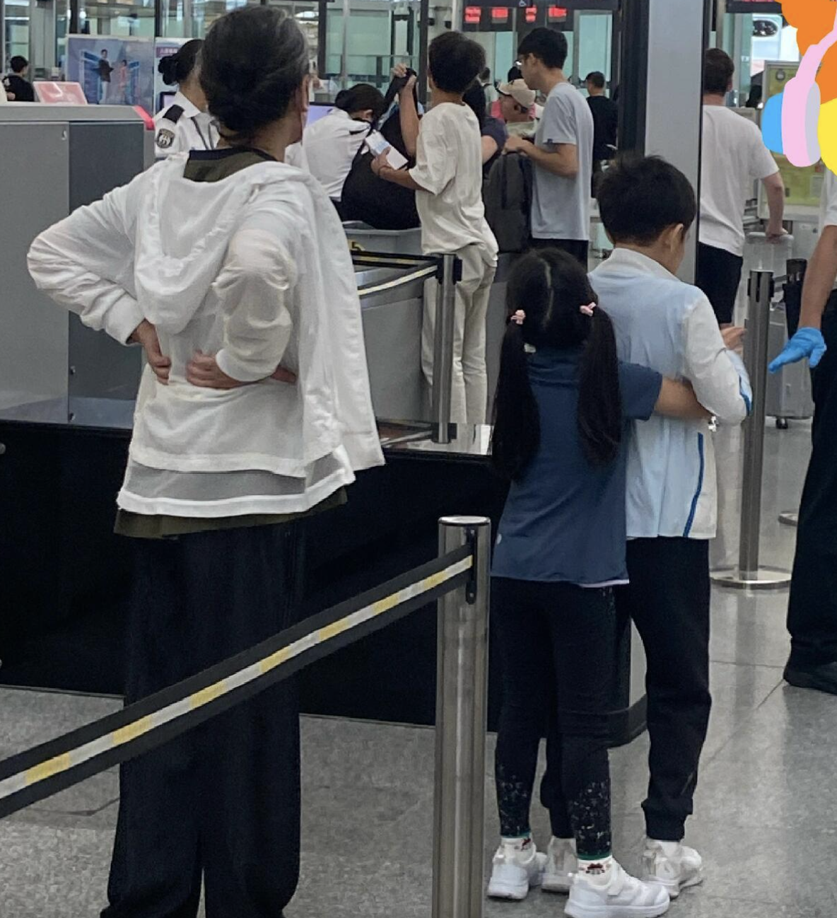 郭晶晶母亲带孙儿赴巴黎看奥运,霍中曦书包上印国旗,还挂了全家福