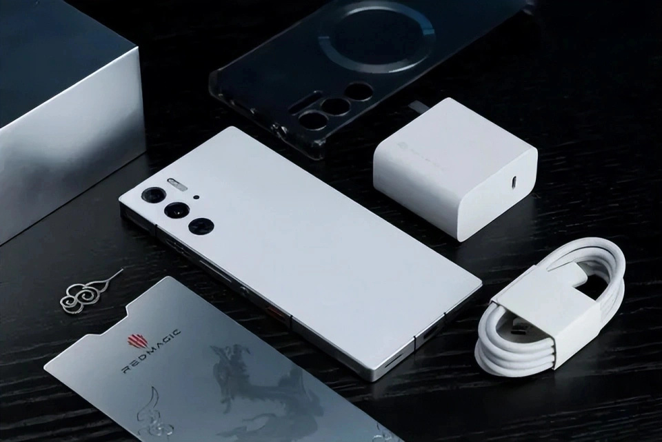 30分钟卖出一亿元，屏下镜头+骁龙8Gen3+80W，如今售价再创新低