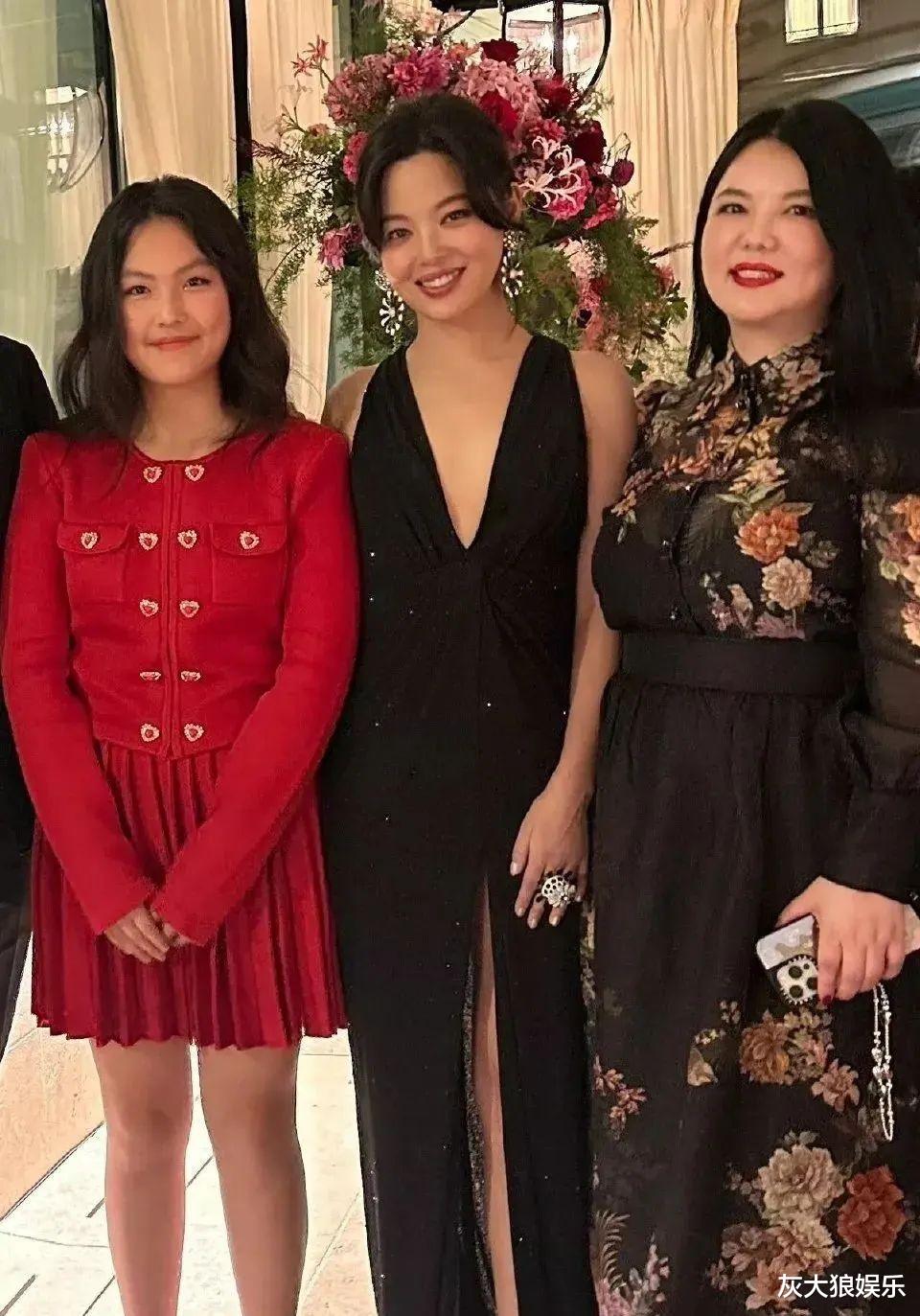 李湘身材快爆开了！王诗龄亮相巴黎晚宴，跟辛芷蕾合影稳居C位