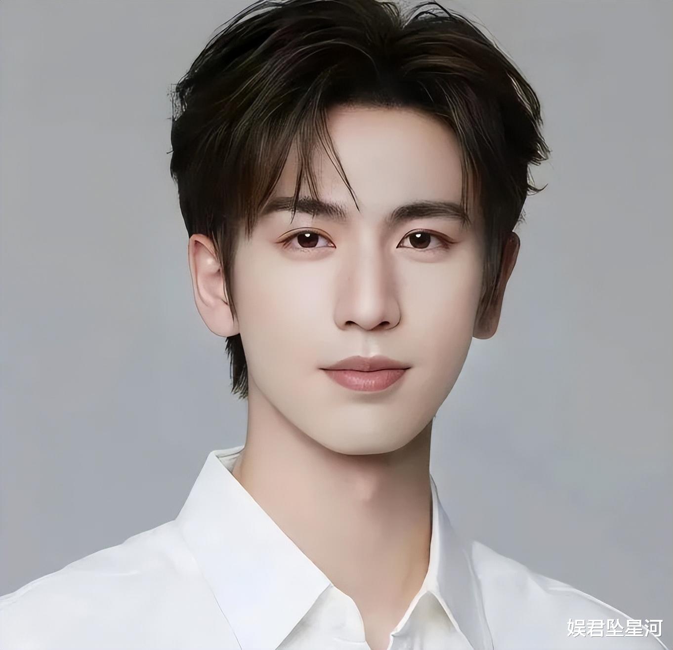 他带火了牛系帅哥,每播一部剧都被网友玩梗《度华年》评论区太好笑彻底被玩坏了