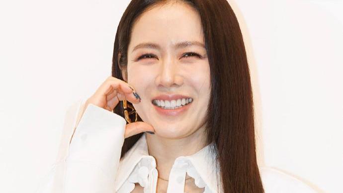 韩国知名女星，“职场妈妈”孙艺珍靓丽回归，颜值身材俱佳被称赞