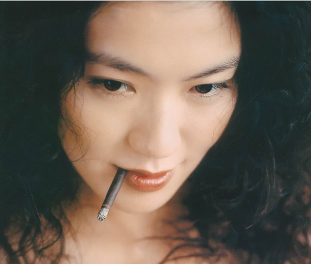 她是娱乐圈“最渣”的女演员，无缝衔接17个男人，49岁仍身材火辣