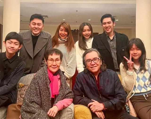 香港第一位影帝:年少风流红透半边天,27岁娶了初恋爱妻如命50年