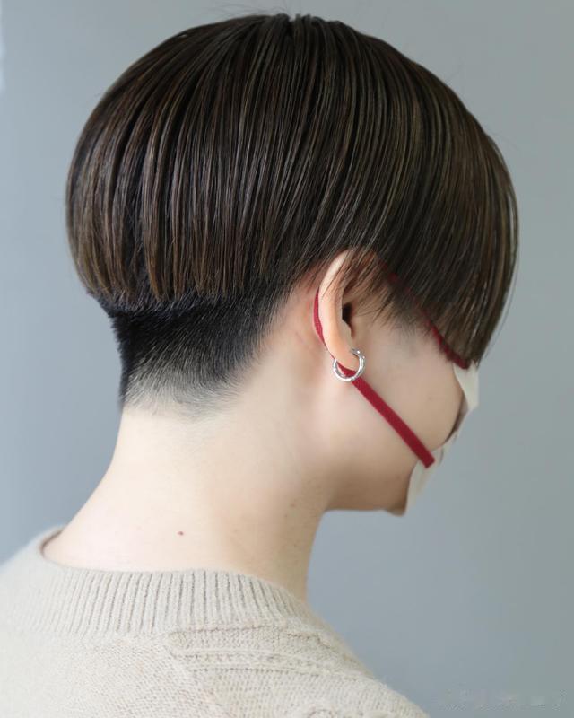 女人过了40岁,后脖铲短短发,利落清爽美美哒