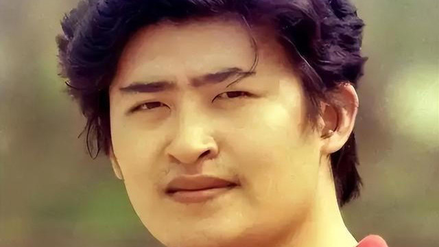 天王刘欢近况堪忧! 嗜酒成瘾致股骨头坏死, 拄拐现身难掩落寞