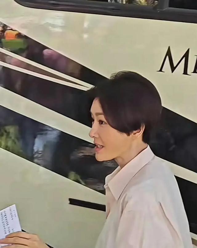 秦岚通过行动告诉我们,短发不可以乱剪,剪完一下子老了十岁!