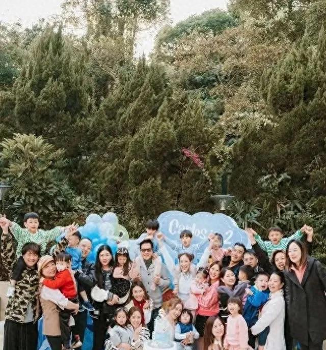 郑嘉颖携小娇妻为小儿子庆祝两岁生日,一家五口同框温馨又幸福