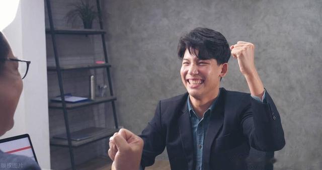 在一家公司多工作几年好，还是尽量多换工作多跳槽更好？