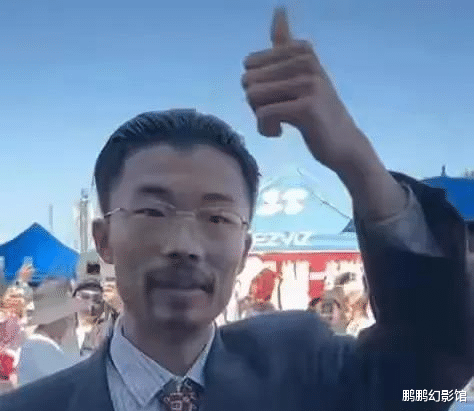 千万粉丝郭有才公司开业，1000平大楼不输三只羊，老爸穿貂戴礼帽