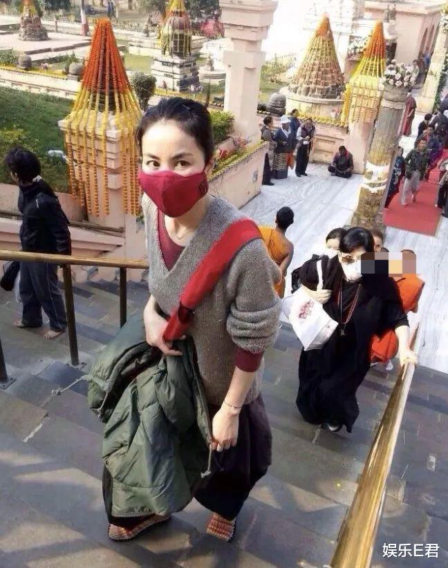 王菲赴印度朝圣,穿法袍戴头巾与贫民互动,网友担心她的人身安全