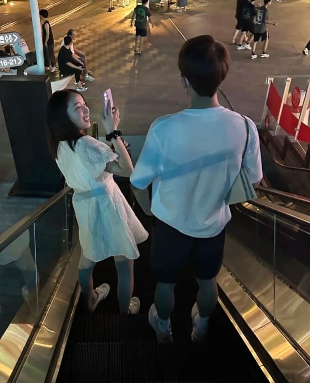 王楚钦环球影城游玩被爆出新女朋友，又炸锅了