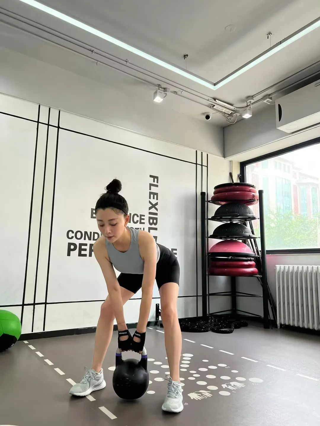 殷桃在豪宅做瑜伽，网友：豪宅贵身材好！