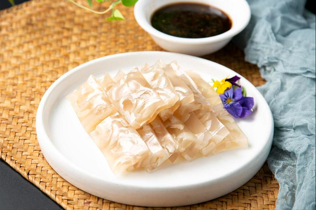 做猪皮冻,不要焯水后直接下锅煮,多做1步,皮冻更透亮,不腥气