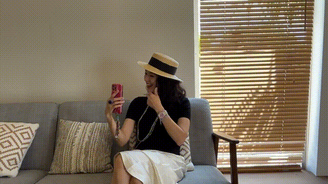 章子怡要给醒醒烫卷发,她的高抬腿做的真漂亮,她笑的很大声!