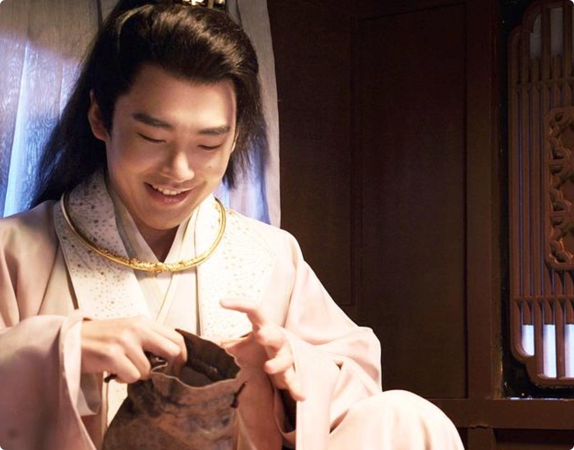 《庆余年2》巡映礼,郭麒麟肿了,张若昀瘦了,李沁妆容艳俗拉胯