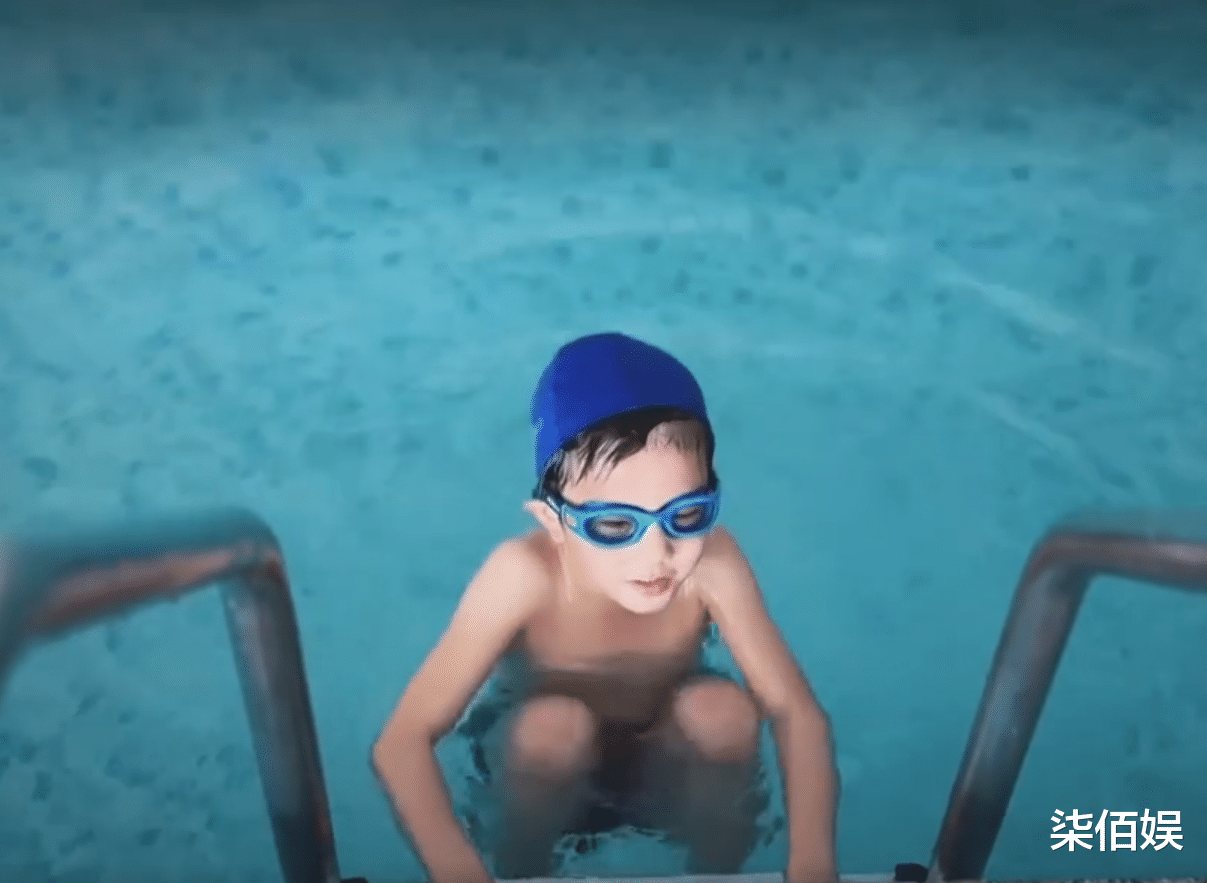 孙莉晒一家五口日常,多多减肥后身材曝光,全身暴瘦手背青筋明显