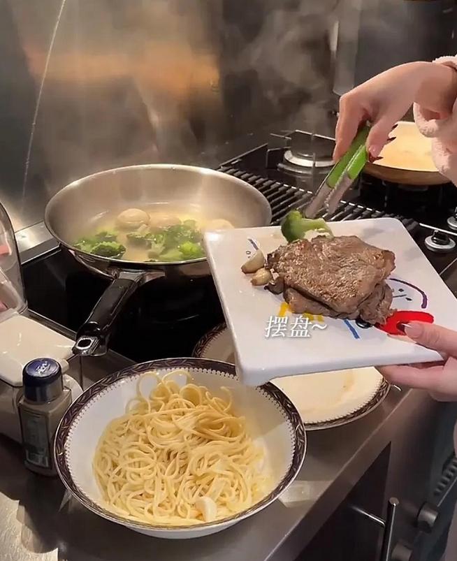 方媛低调逛超市，7岁大女儿贴心帮忙提袋，母女俩像极了姐妹！