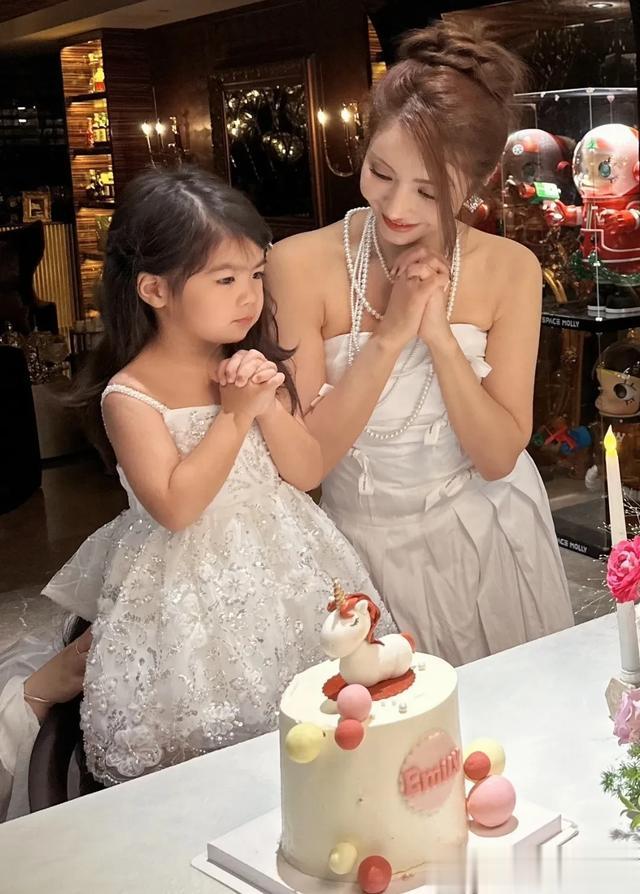 姜潮为妻女庆生，麦迪娜美貌不像37岁，3岁女儿长睫毛颜值超高