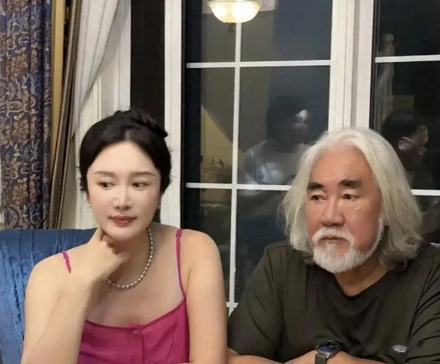 张纪中更新动态,娇妻肚大如箩仍貌美,73岁张纪中怀抱两娃显幸福