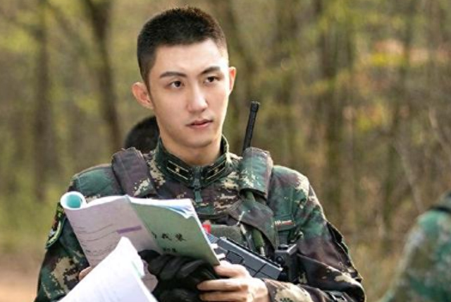 他16岁辍学打工,半路出道爆红,因在内娱“服兵役”,被央视点名