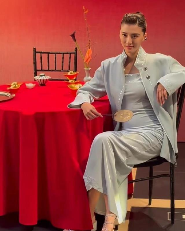 女星吴千语出席宴会,气质优雅贵气十足,小腹隆起疑似怀孕引关注