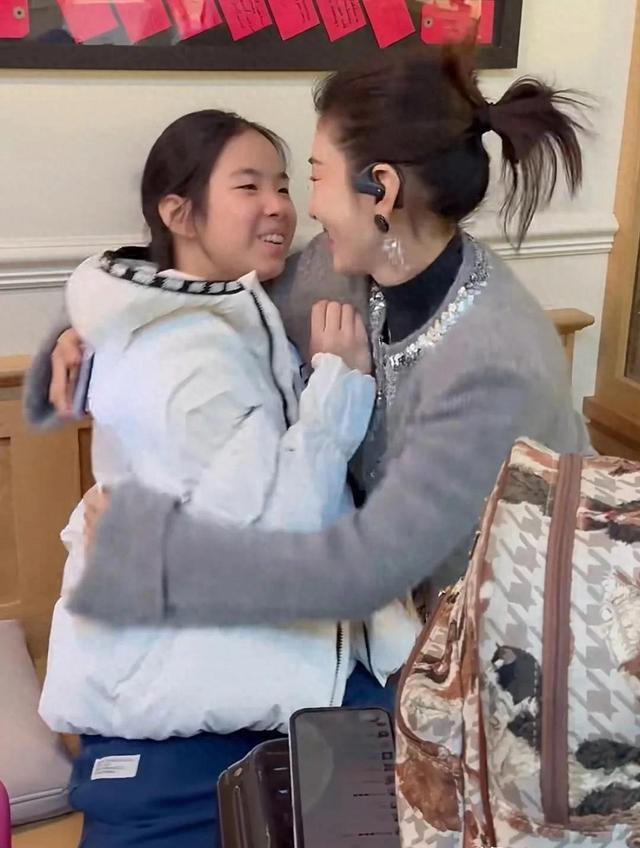 黄奕现身英国陪女儿，一见面黄芊玲鼻子就酸了！妈妈又搂又亲安慰