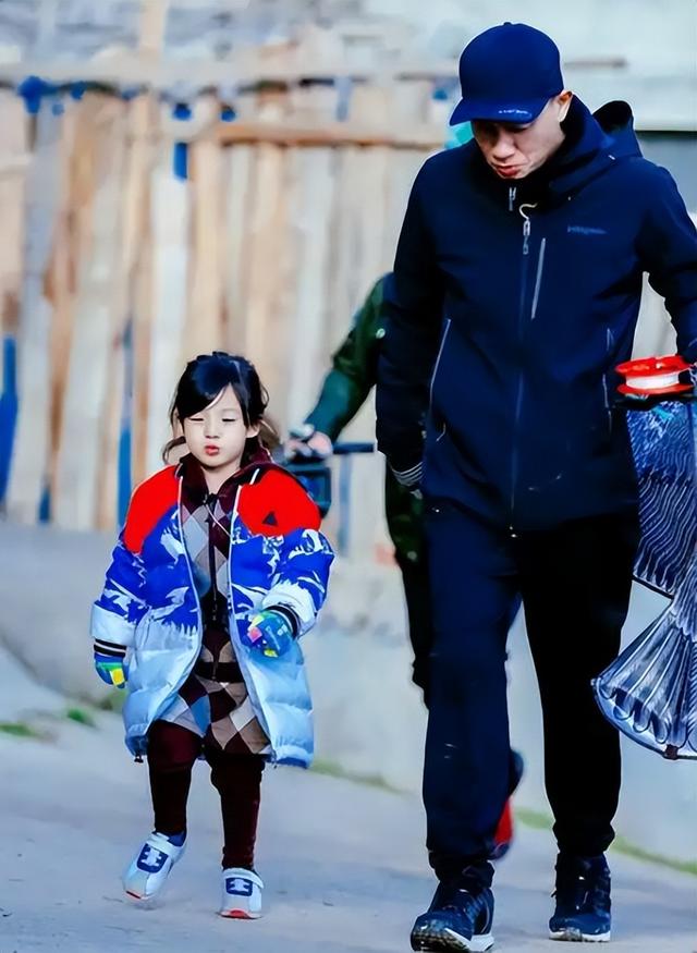 陈小春断崖式衰老？！网友认不出惊呼：满脸皱纹像80多岁