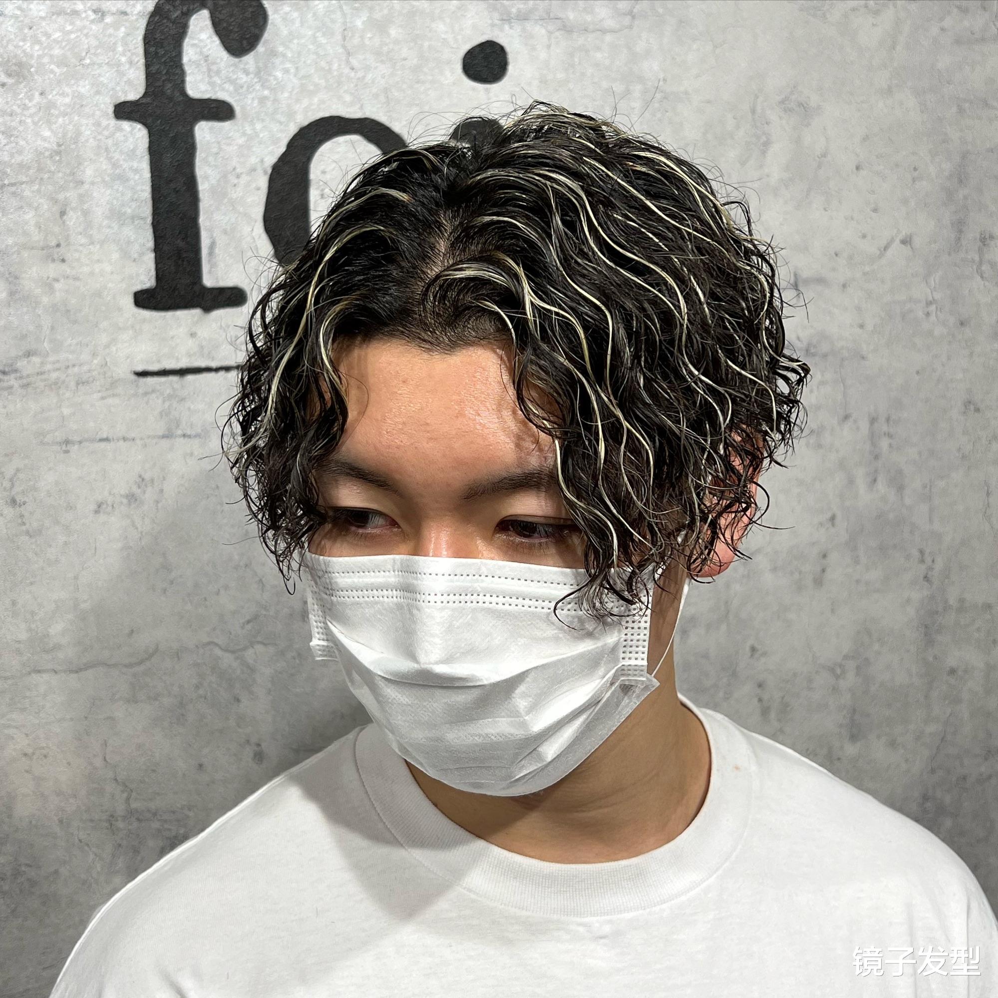 两侧铲短男发：帅气、利落与百变的新风尚