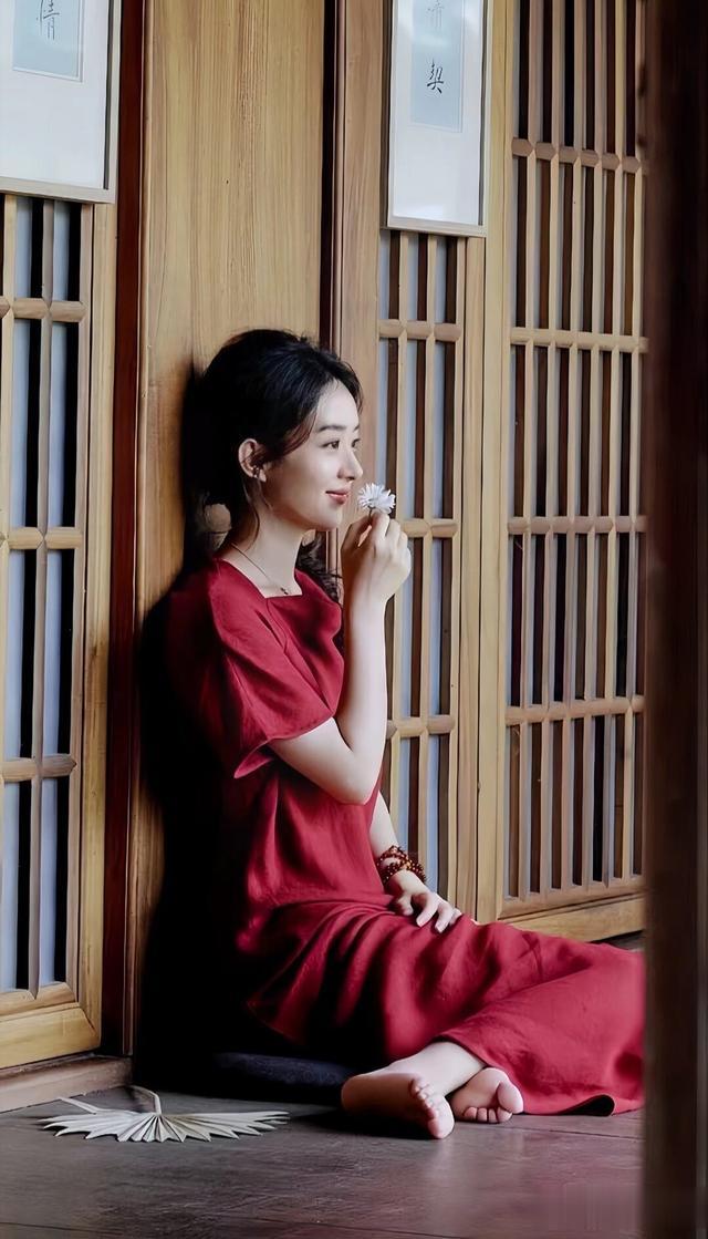 赵丽颖最新写真曝光：优雅与力量并存，网友惊艳不已！