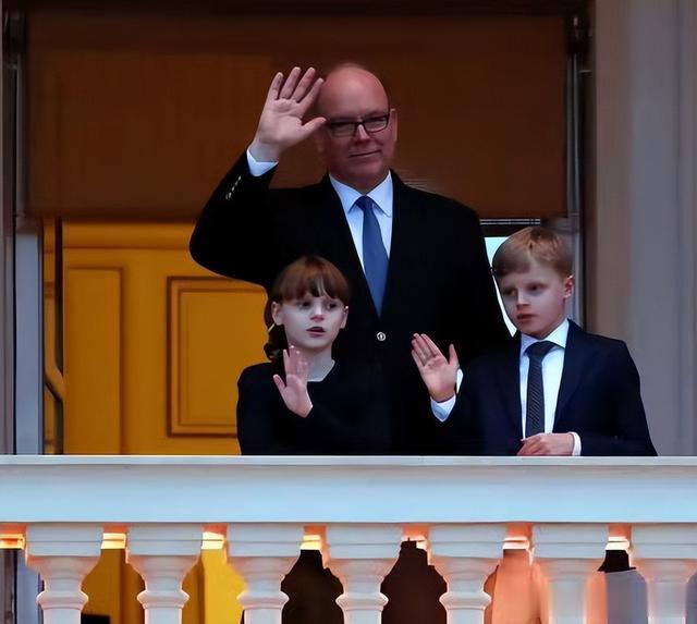 摩纳哥亲王撇下正妻夏琳,高调带着私生女出席晚会,不给王妃面子