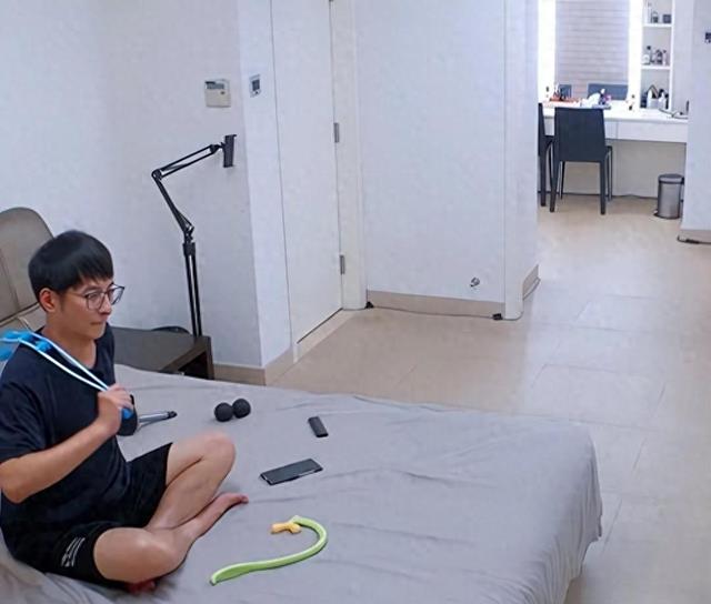 47岁李维嘉现状曝光:看了他的房子,才知道他为什么未婚也不红