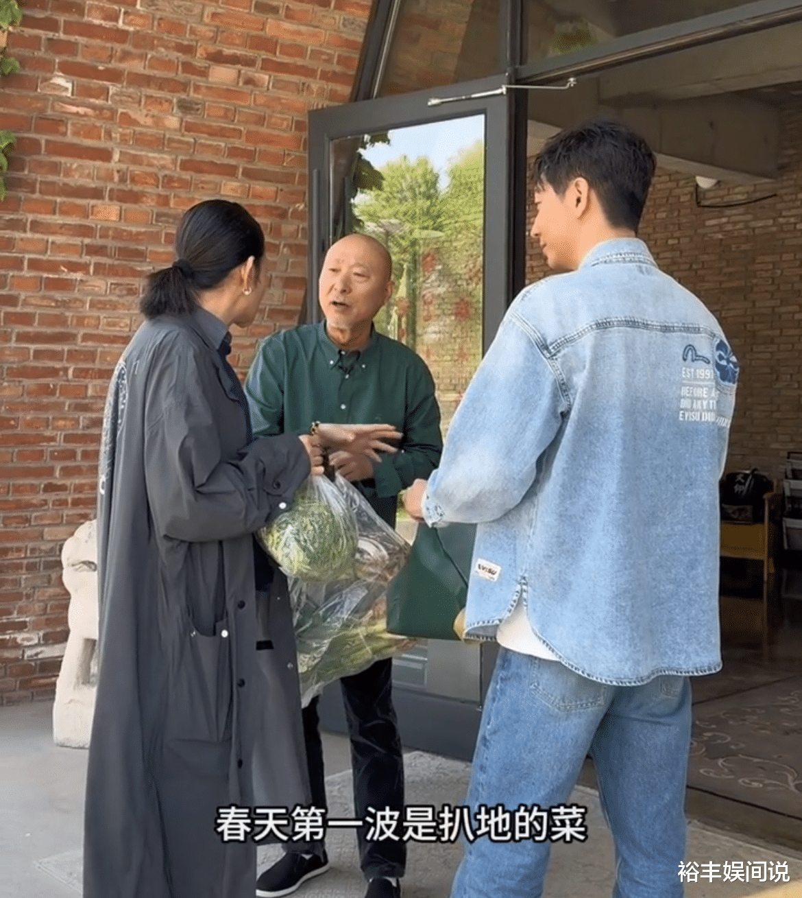 陈佩斯|陈佩斯被批不会说话！与倪萍重聚获赠农村礼物，大葱白菜山苜楂