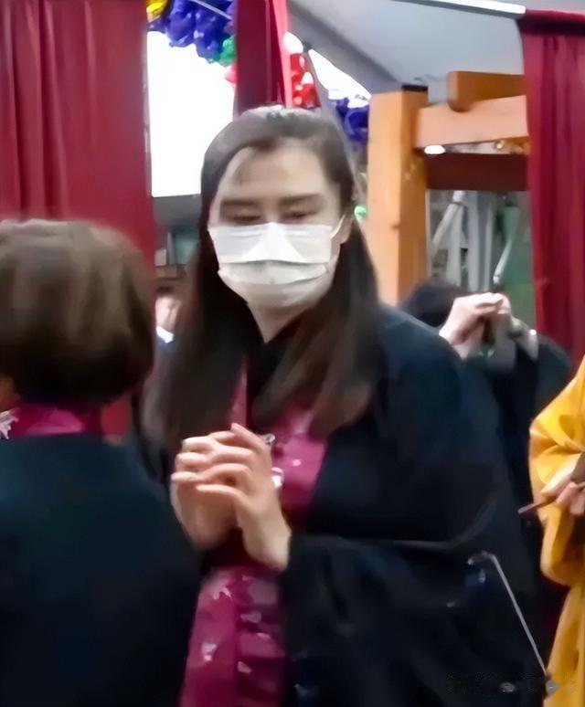 57岁王祖贤近照，面部变化大，头发浓密令人羡慕，身材纤细如少女