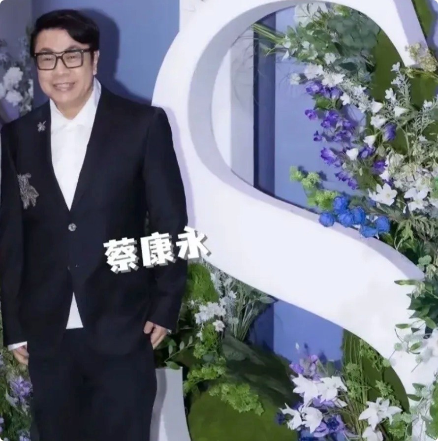 萧敬腾婚礼：小S的腿，贾静雯的肩，徐若瑄的脸，把新娘风头全抢了