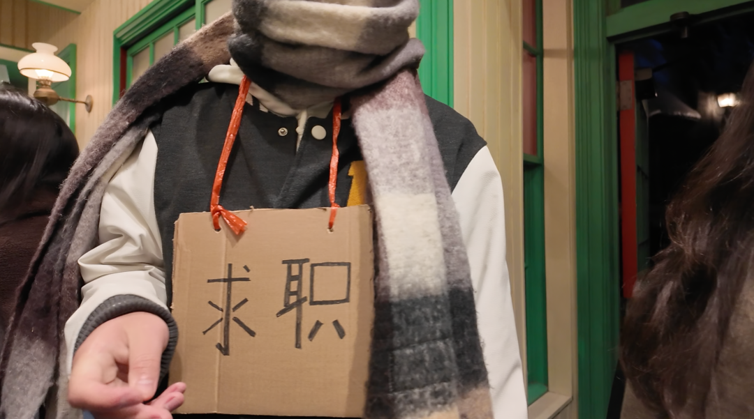 北京在意万圣节的人，在环球影城被僵尸追着砍