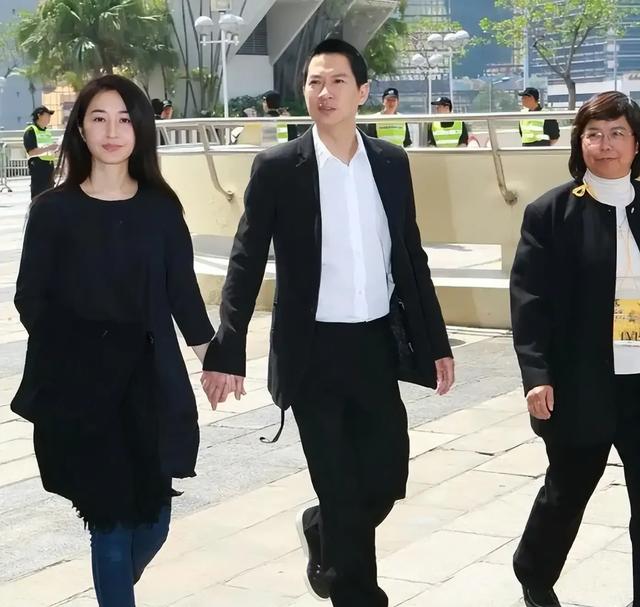 张家辉全家福曝光!关咏荷58岁面容引热议,17岁女儿惊人相似