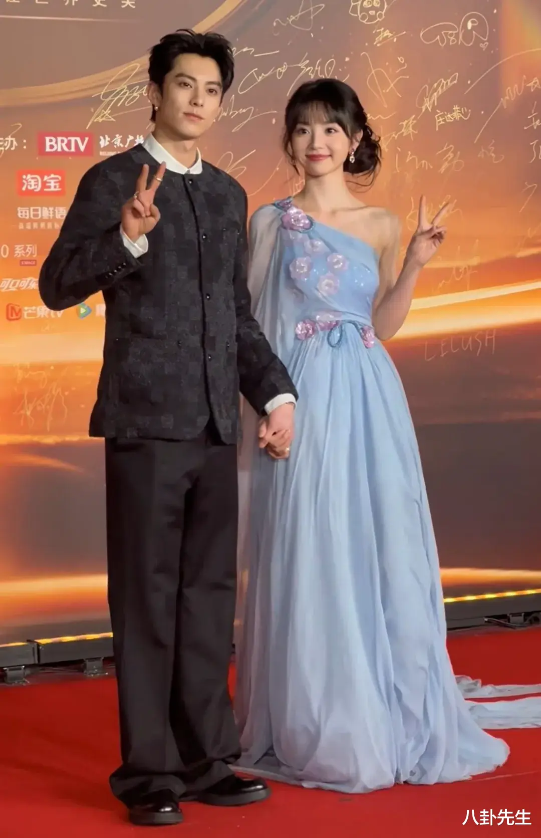 微博之夜红毯：关晓彤陈都灵穿错衣服，杨紫古风造型独特，赵丽颖好美