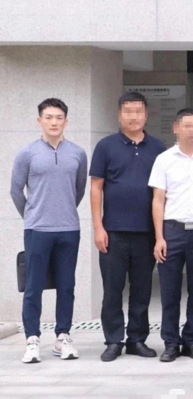 张馨予老公上班照曝光,穿黑色西装身材笔挺,网友直呼比明星还帅