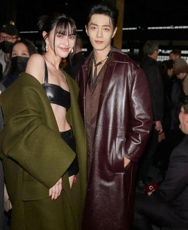 肖战在泰国蛮受欢迎，Mai晒合影带出妈妈和经纪人都是粉丝