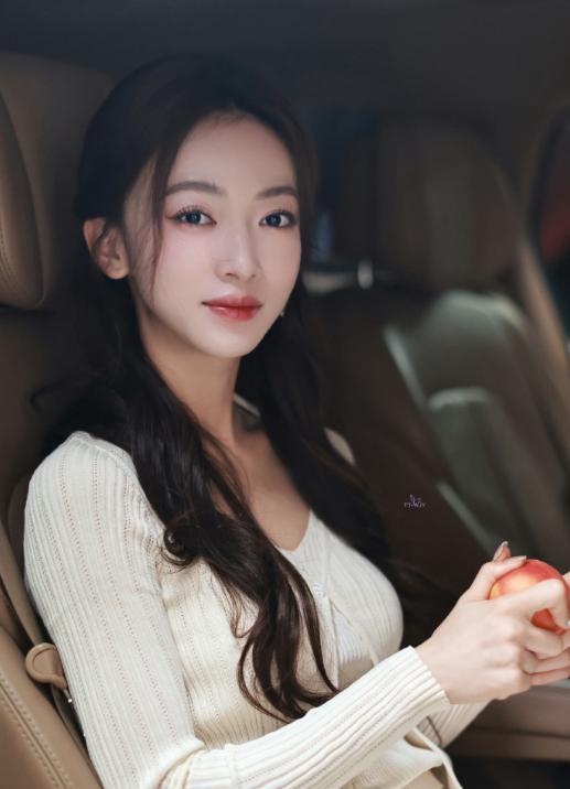 吴谨言惊艳晒孕肚正面照,全网好评如潮,实力碾压 “劈叉前辈”