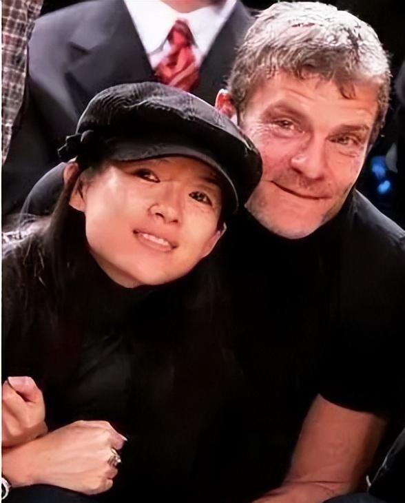 曾经跟章子怡“叠罗汉”的未婚夫Vivi, 现身默多克婚礼,瘦成植物人