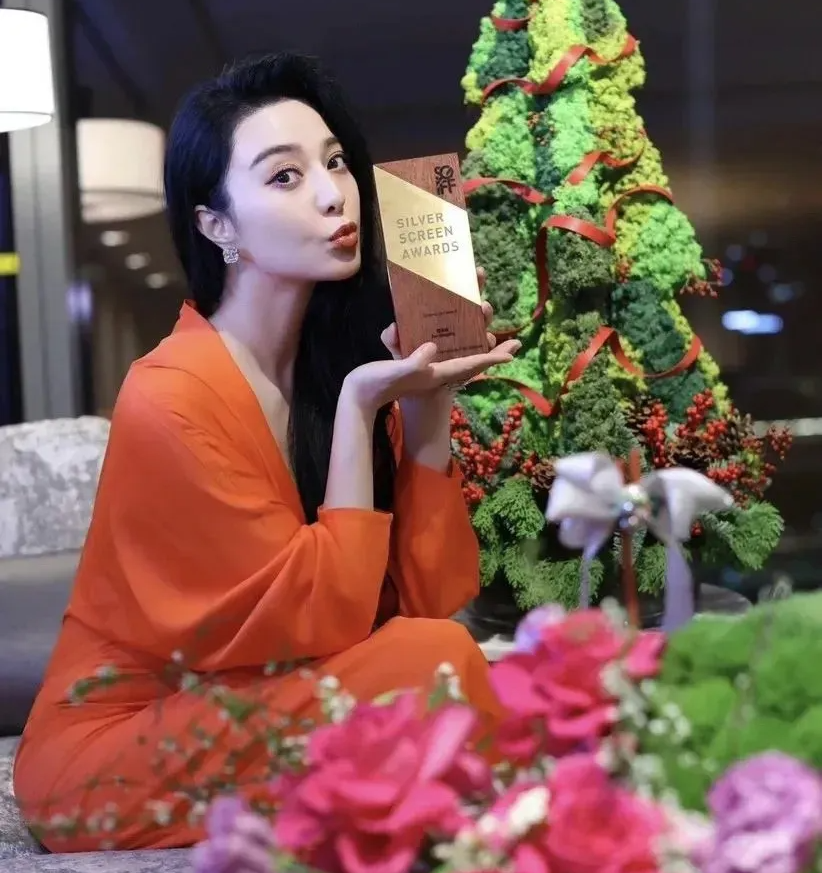 43岁范冰冰美出新高度！穿一抹橘色变霸气女王，网友：哪个男人配得上她