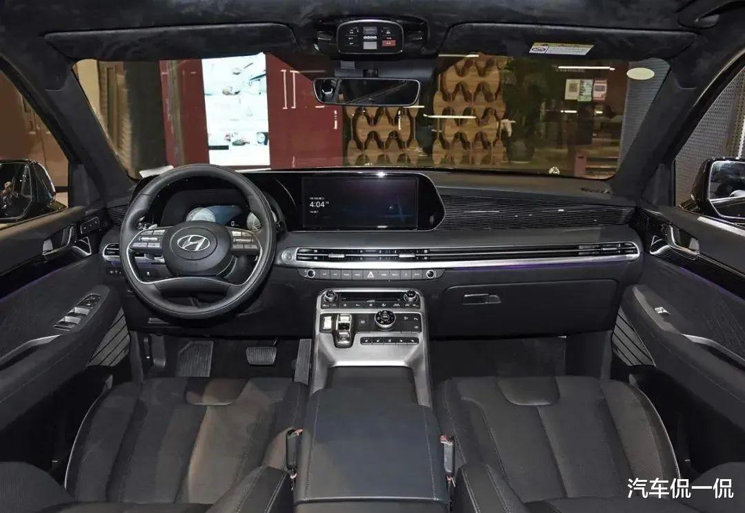 油耗亲民的中大型SUV，车近5米，V6+8AT，6/7座布局超实用