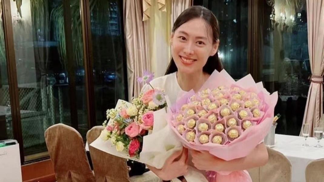 梁洛施和15岁长子现身美国，李长治身边没保镖，被传不接班去留学